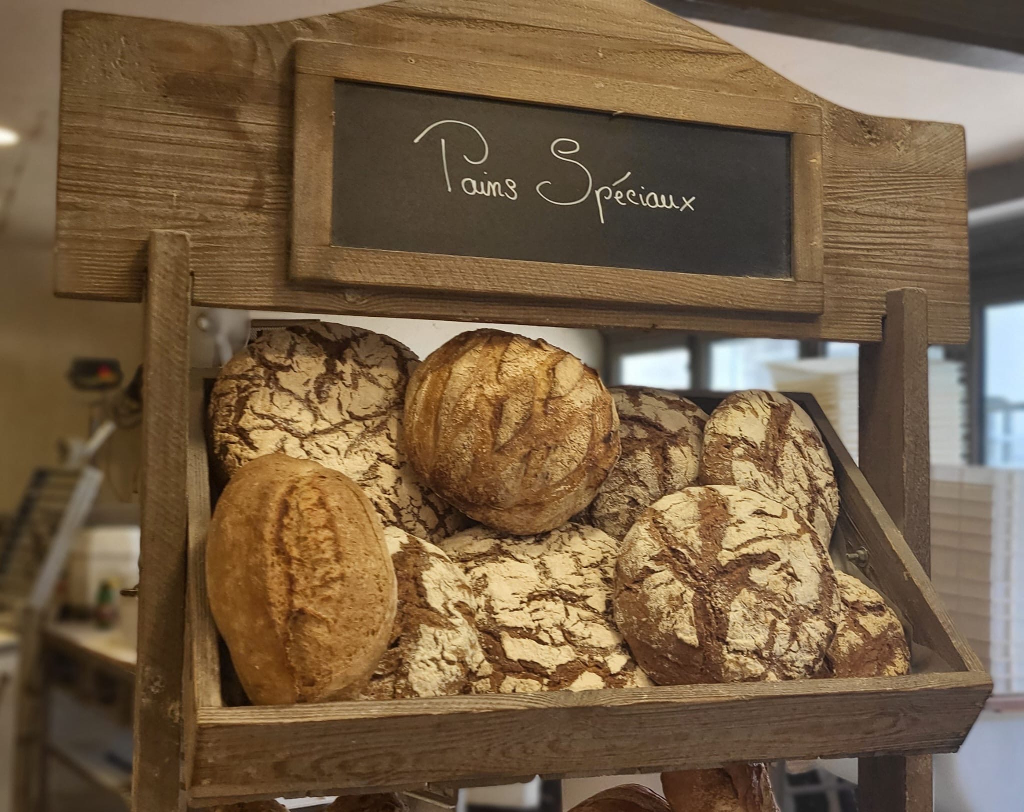 Artisan boulanger au travail